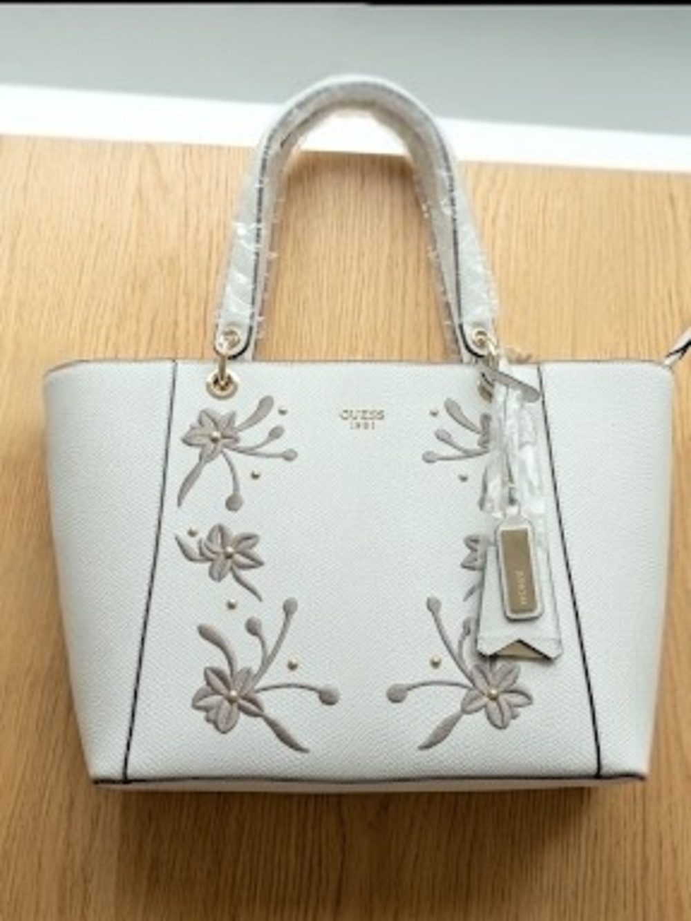 Brand NEW GUESS White Floral Appliqué Tote with Gold Accents Embroided Accents